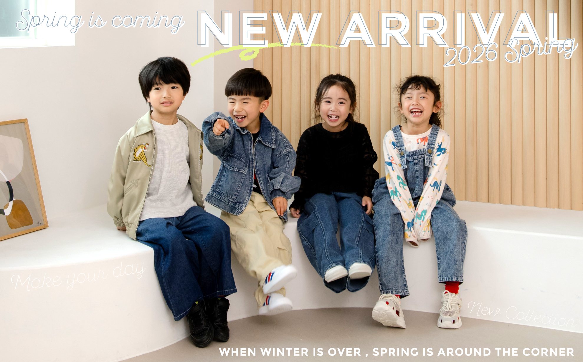 春物新作のお洋服を着ている4人の子供たち