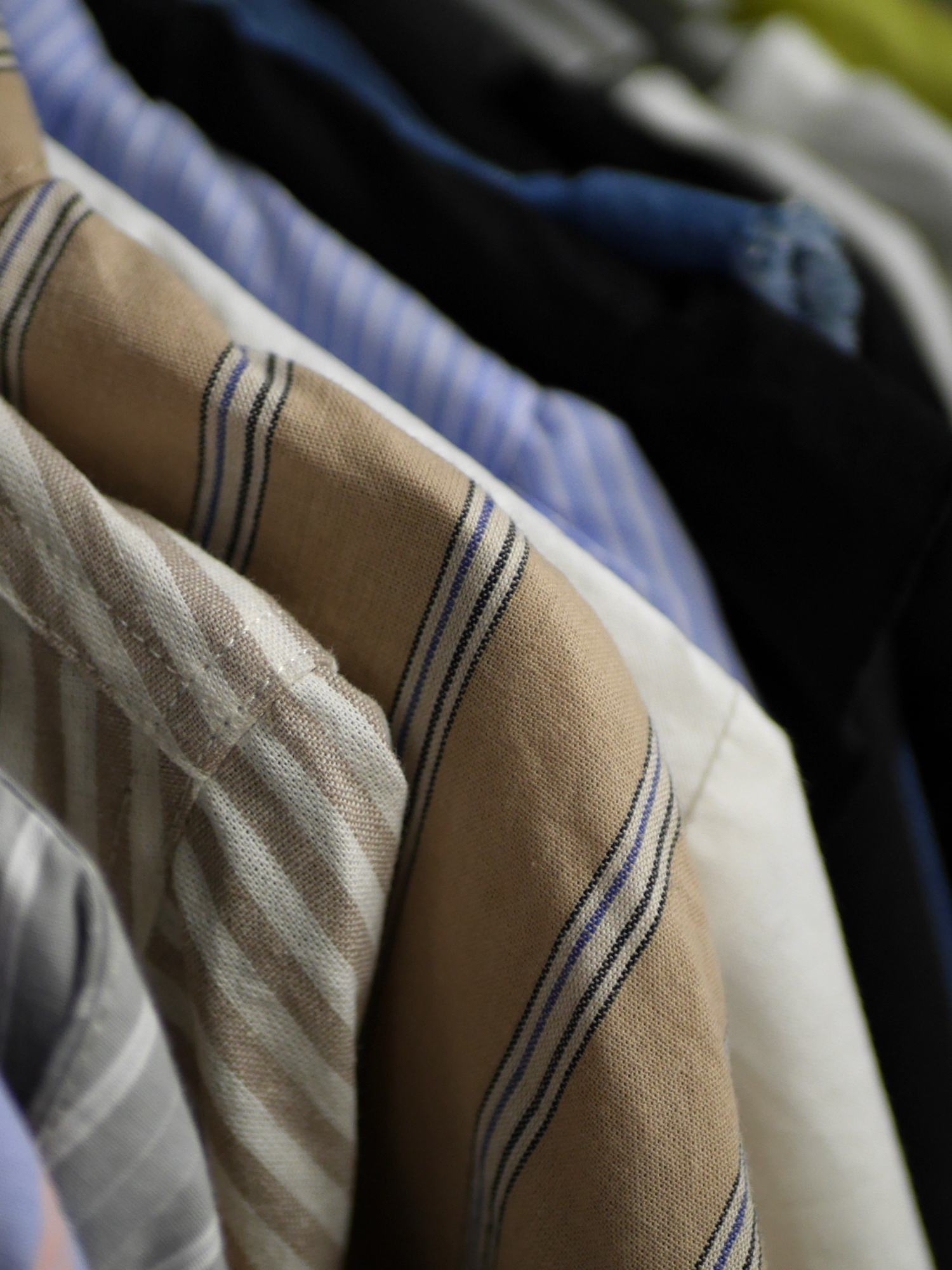 ハンガーにかけられて並んでいるシャツ